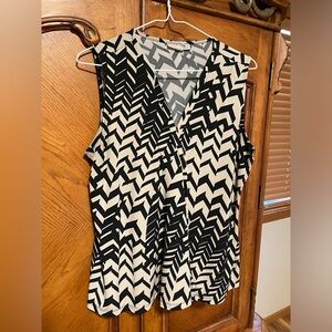 🖤 Dana Buchman V-neck top